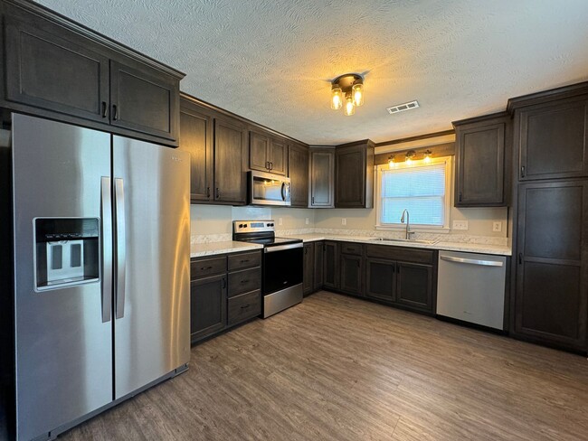 Building Photo - Charming 3 Bed, 2 Bath Home in Gated Commu...
