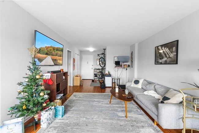 Building Photo - 225 St Pauls Ave