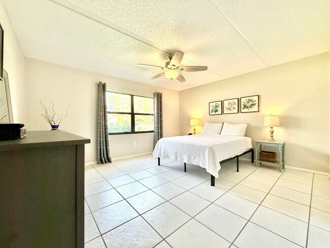 Building Photo - Coastal comfort awaits in this furnished 2Bedrooms / 2Baths condo in Daytona Beach!