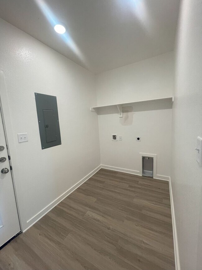 Building Photo - 1612 W 5th St