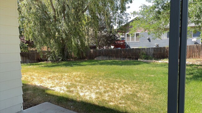 Building Photo - Spacious 3-Bed Home with Yard – Available Now