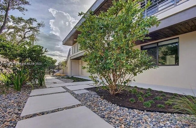 Building Photo - 1273 NE 38th St