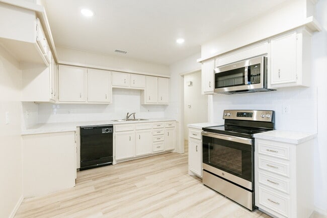 Building Photo - Beautifully Updated Duplex in South Lubbock!
