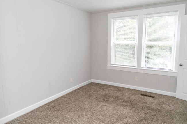 Building Photo - 508 Robbins Ave NW