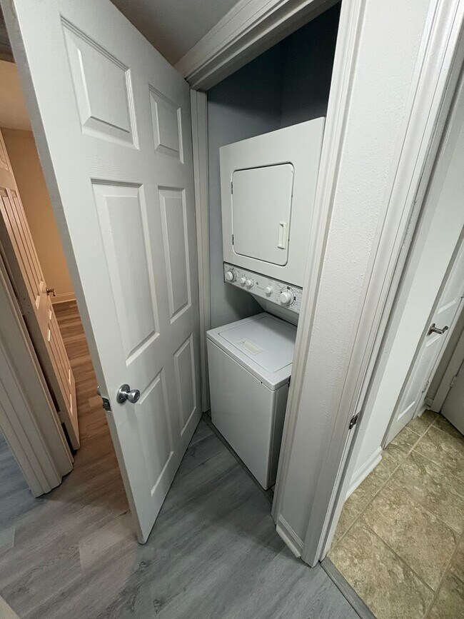 Building Photo - 2 Bedroom 1 Bath Apartment Close to Campus! Available Now!