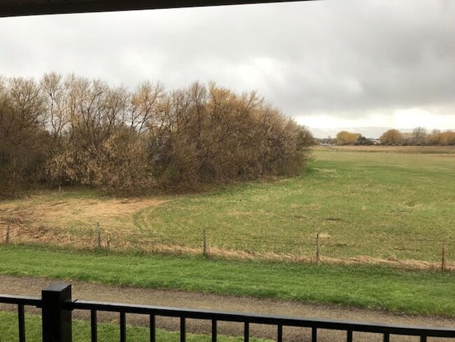 Building Photo - 3 Bedroom, 2 1/2 Bathroom Townhouse -2 weeks free rent with 1-year lease-