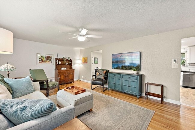 Building Photo - Spacious 4 Bed Lakewood Home w/ 2 Kitchens...