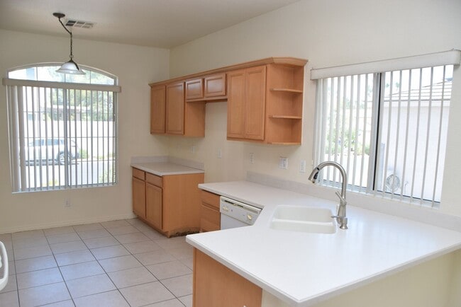 Building Photo - 1 STORY HOME IN GATED SE COMMUNITY