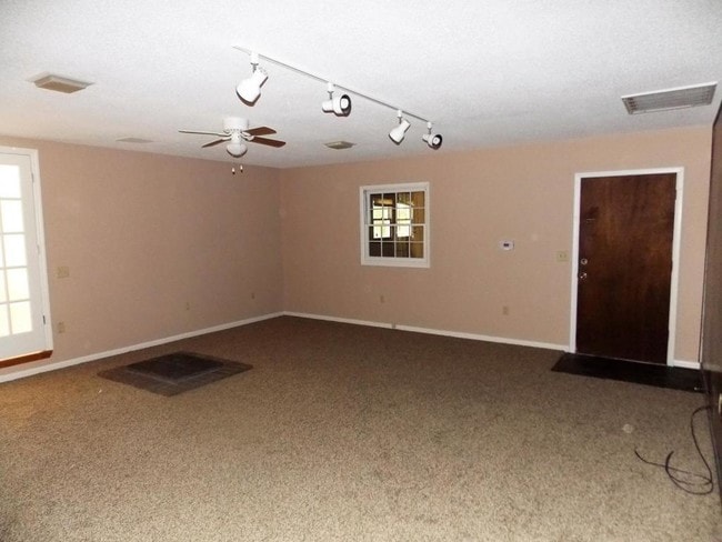 Building Photo - 119 Greenbriar Trail