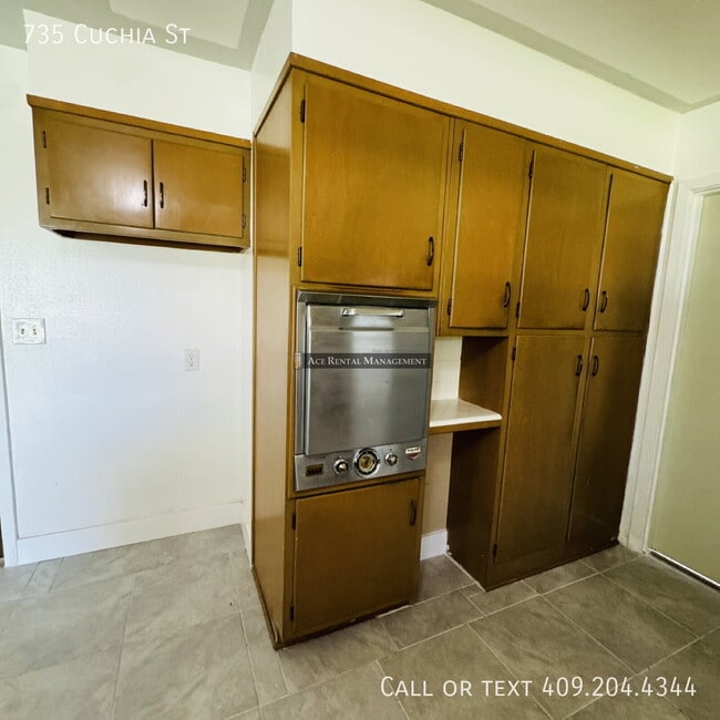 Building Photo - 735 Cuchia St