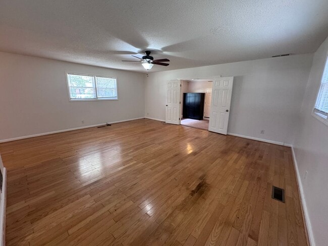 Building Photo - 1709 Oak Hill Dr S