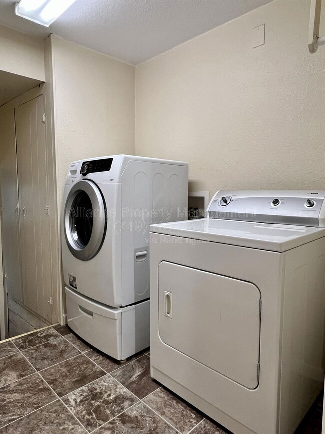 Building Photo - 401 Cheyenne Blvd