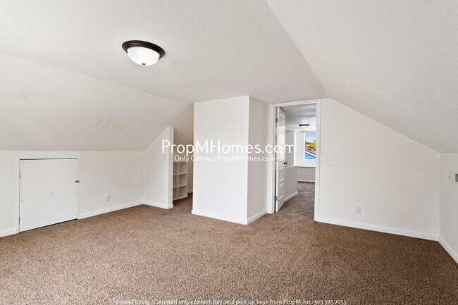 Building Photo - Three Bedroom Cottage in NE Salem!
