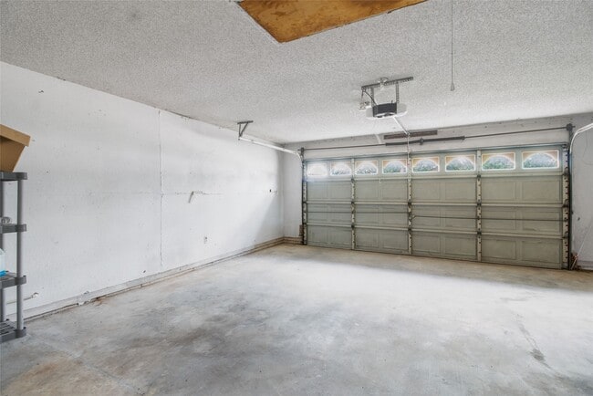 Building Photo - 2417 Hedgerose Ln