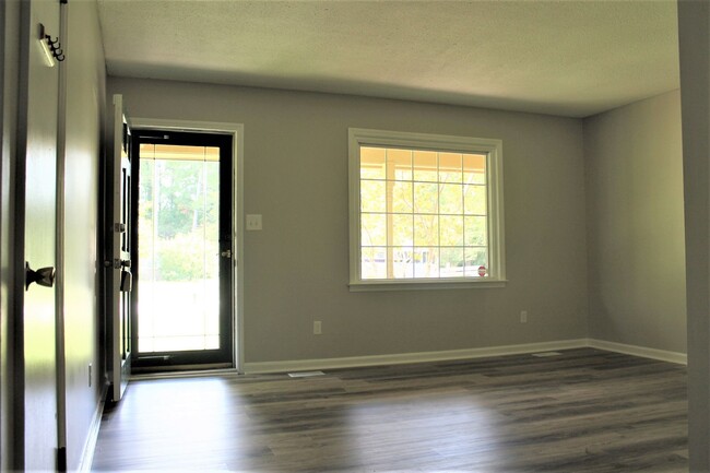 Building Photo - 3 Bed w/ Bonus Room Off of Piney Green