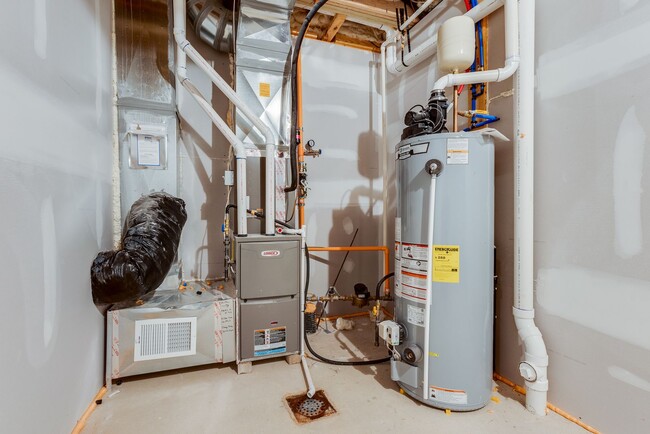 Building Photo - Beautiful End Unit 3 Bedroom Townhouse - Franklin Regional School District - Available May 15th!