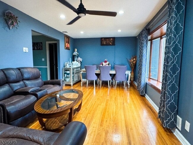 Building Photo - 617 Sycamore St