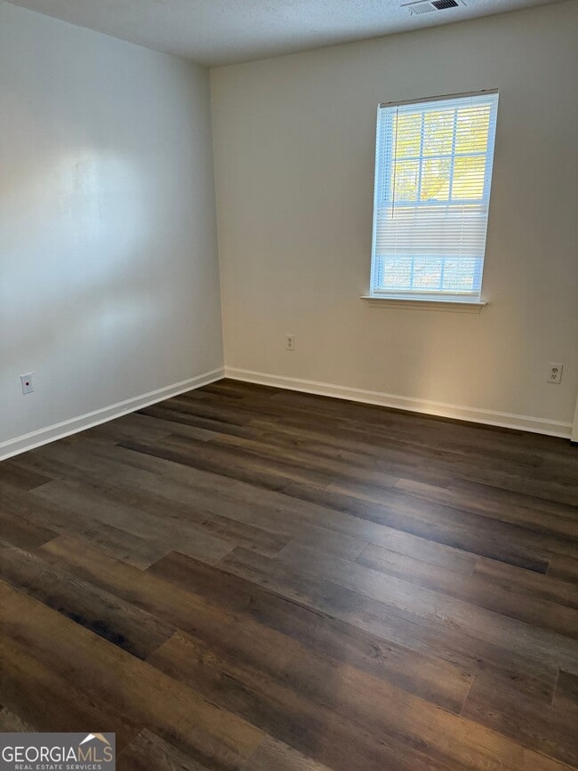 Building Photo - 132 Saine Dr SW