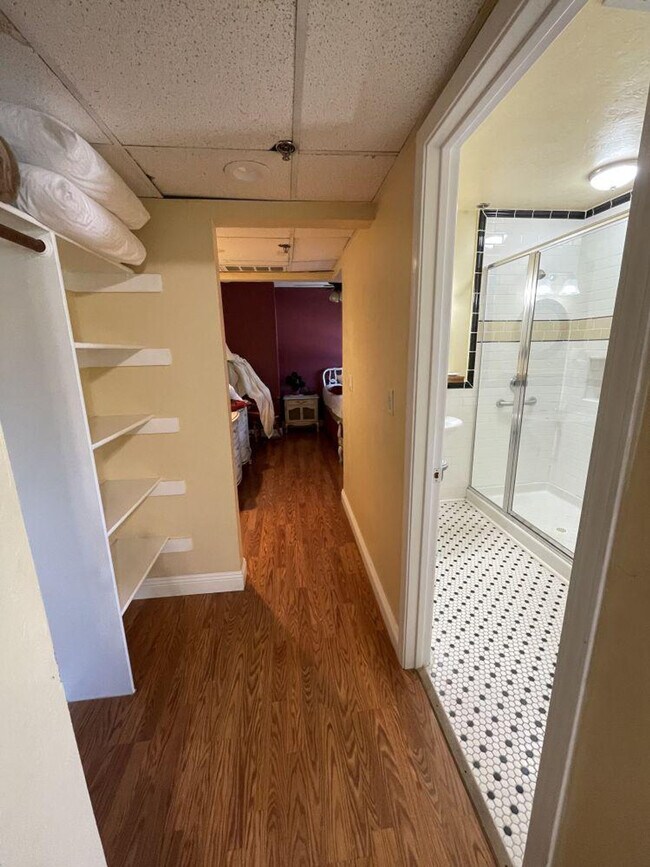 Building Photo - 300 Main St