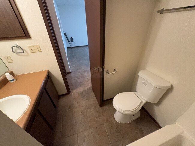 Building Photo - 2409 Shoemaker Dr