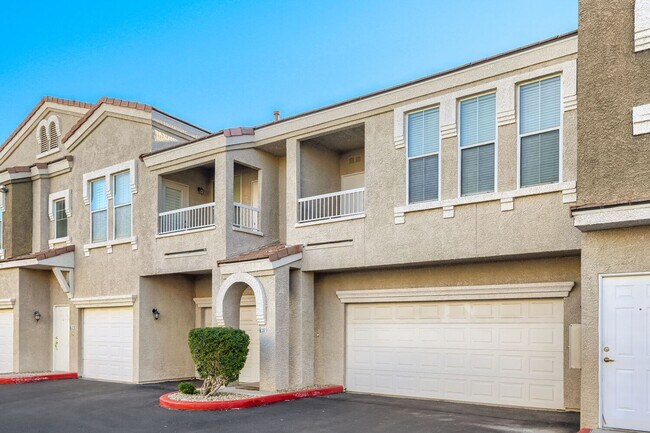 Building Photo - Stylish 2 Bedroom Condo With Community Amenities!