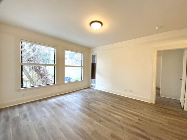 Building Photo - UPDATED 1BR! DISHWASHER! HARDWOOD! Laundry On-Site