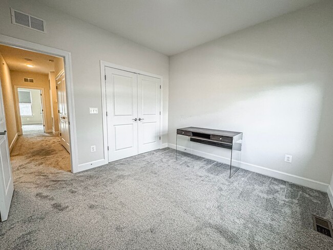 Building Photo - Stylish 3 Bed 2.5 Bath End-Unit Townhome W...