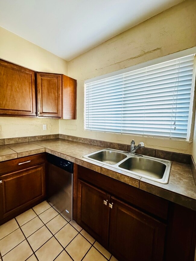 Building Photo - FOR RENT