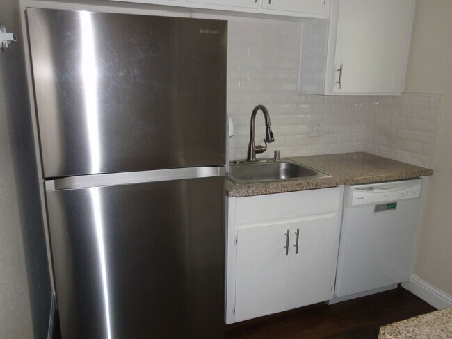 Building Photo - Very Nice Condo