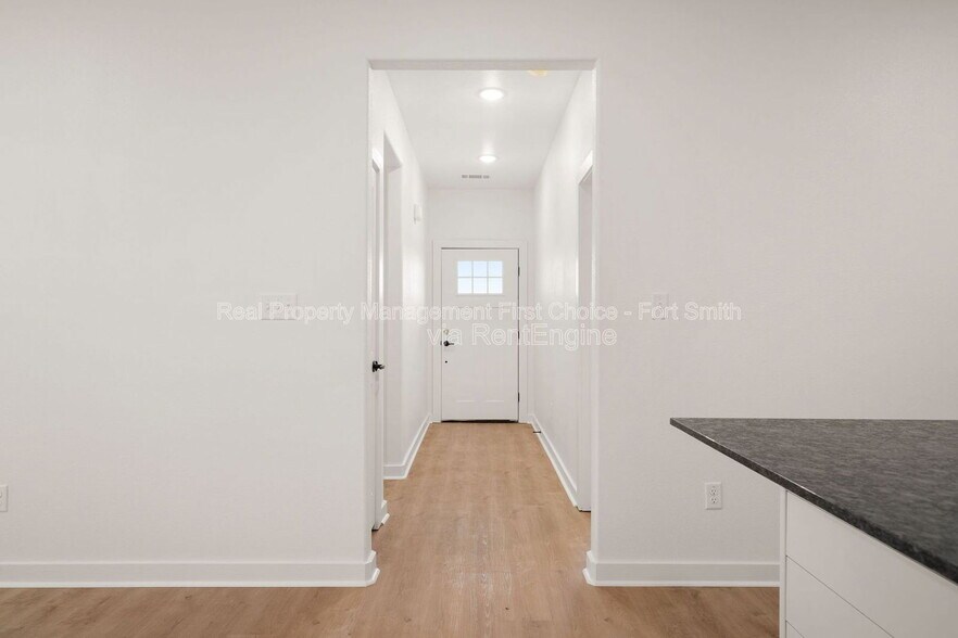 Building Photo - 8826 Cantera Dr