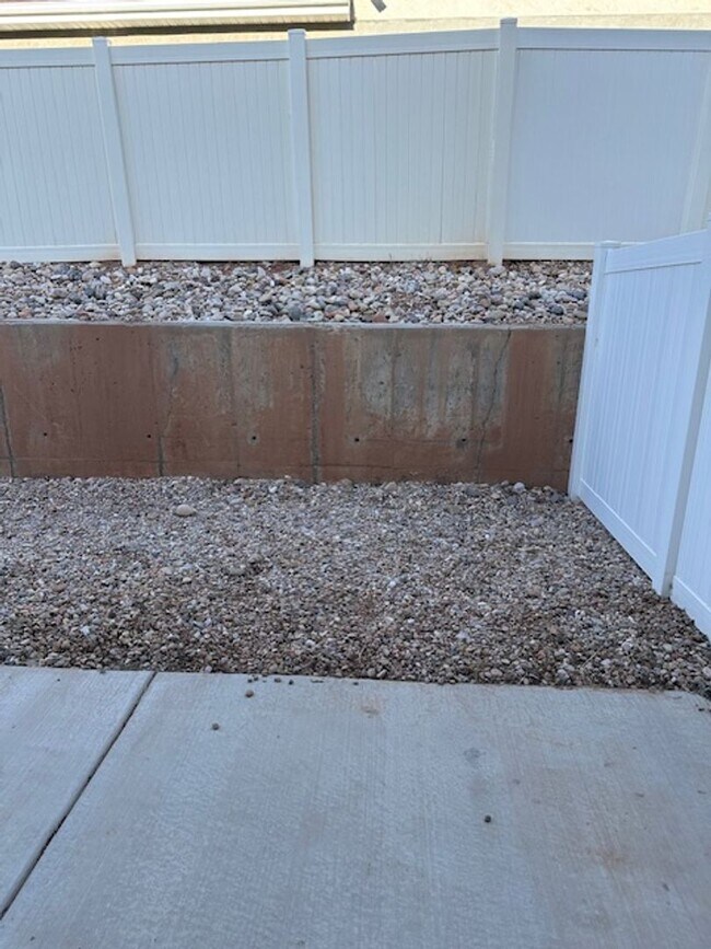 Building Photo - Amazing 3 bed, 2.5 bath with 2 car garage townhome!