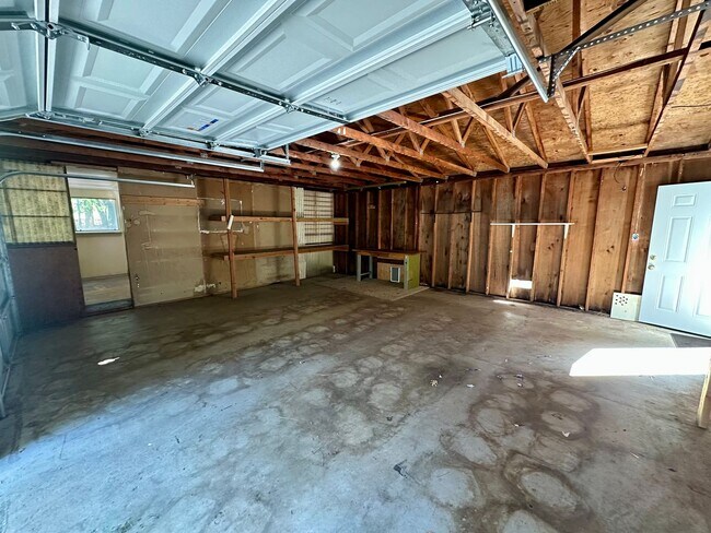 Building Photo - Wooded 2 bedroom cabin in nice neighborhood