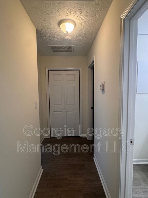 Building Photo - 1120 Sweetwater Cir