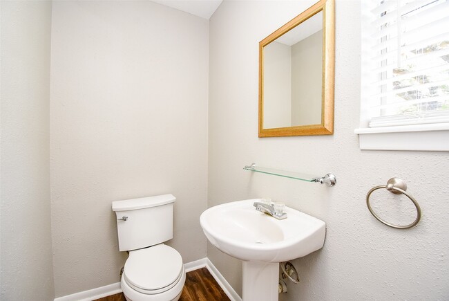 Building Photo - 1119 Edgewood Dr