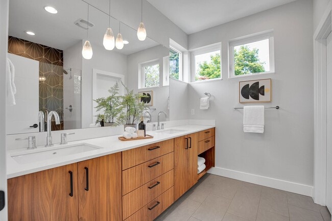 Building Photo - Urban Modern 5 Bedrooms, 3 1/2 Bathrooms, Three-Story Home in the heart of NE Portland!