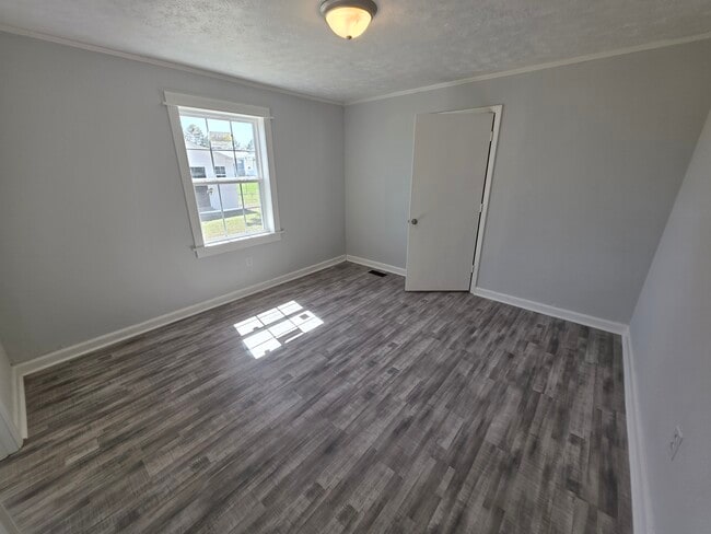 Building Photo - 1001 James St