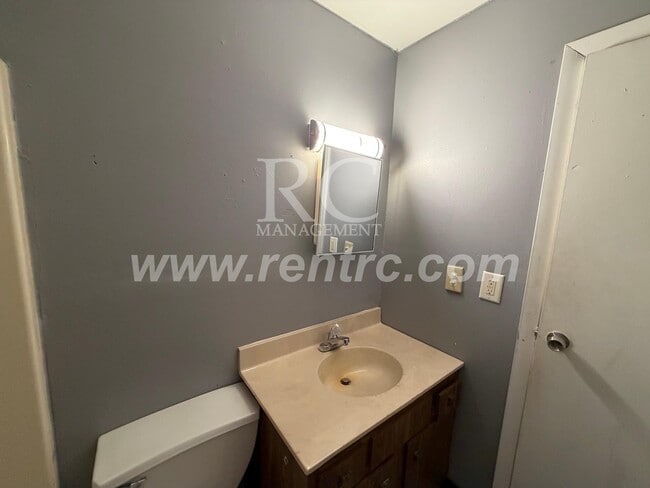 Building Photo - 907 Moore-