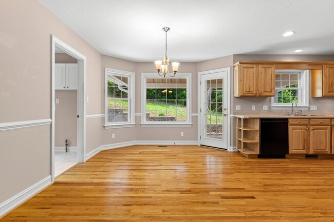 Building Photo - Haw Creek Gem