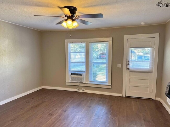 Building Photo - 704 Reagan St