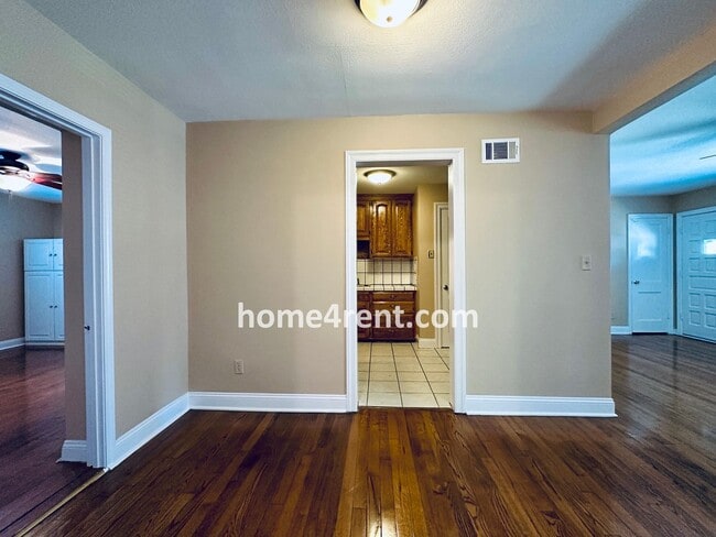 Building Photo - Adorable Ranch in Roeland Park w/ Wood Flo...