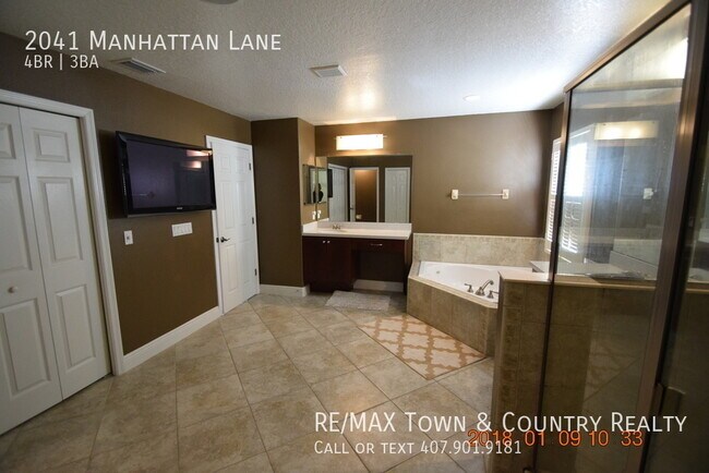 Building Photo - 2041 Manhattan Ln