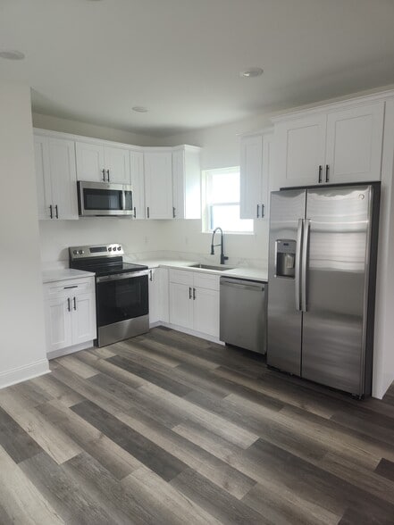 New, Stainless Steel Refridgerator, Dishwasher, Stove, and Microwave - 2033 Conti St