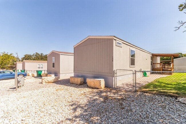 Building Photo - 105 E Briar Dr