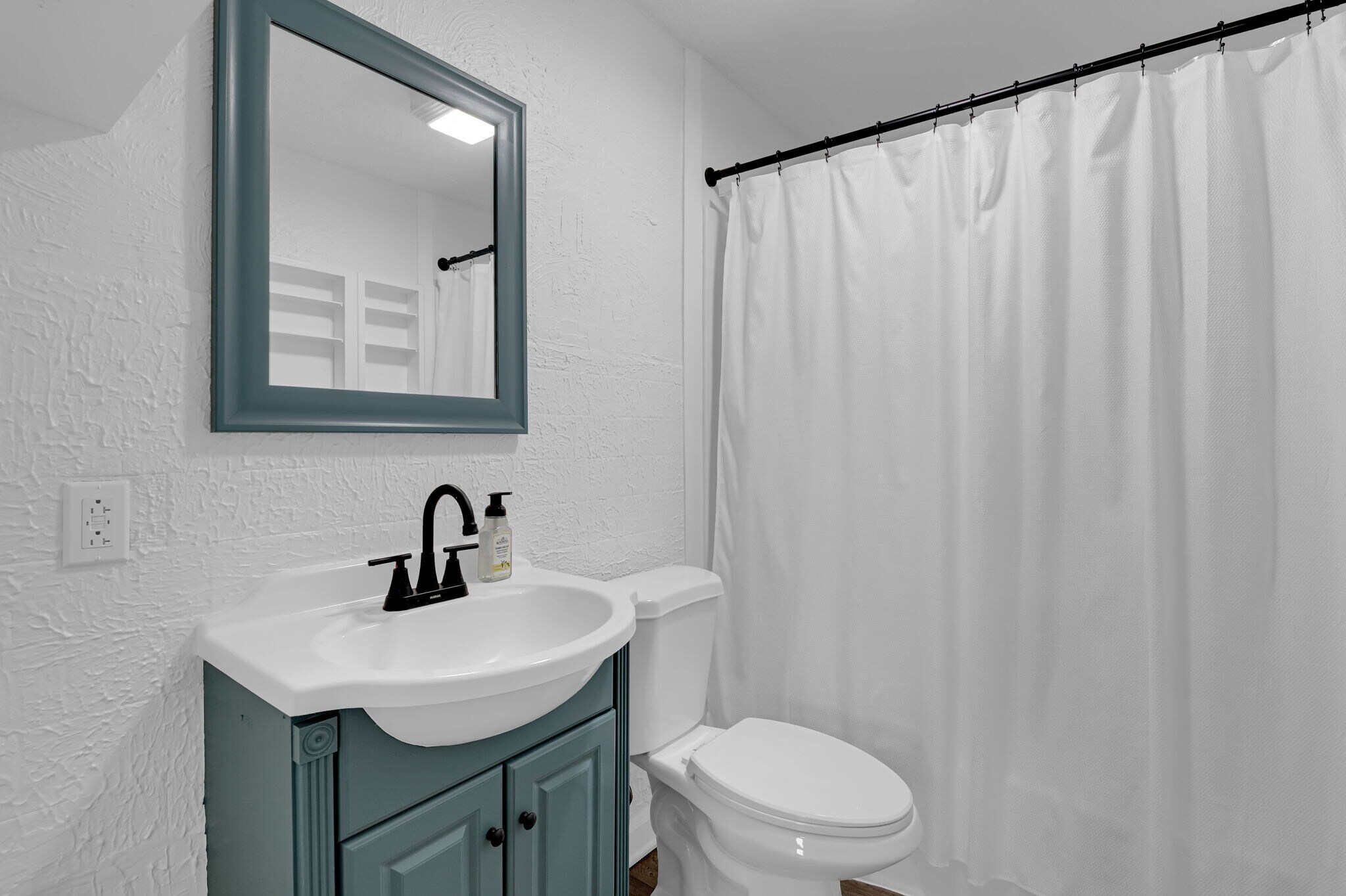 Building Photo - 9919 Clyde Ave