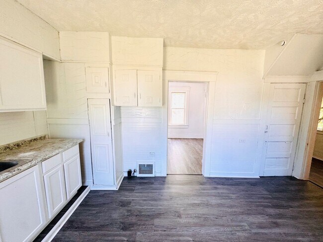 Building Photo - 924 Ansel Rd