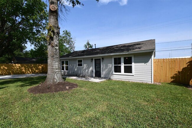 Building Photo - 10946 Fullerton Dr