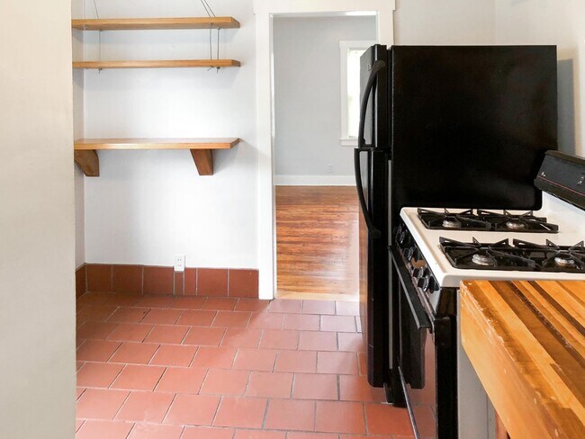 Building Photo - Garage Galore: 2 Bed, 1 Bath Comedy Central!