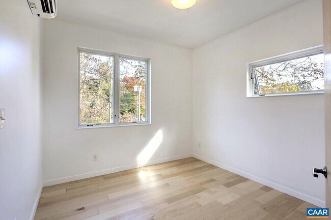 Building Photo - 1130 E High St