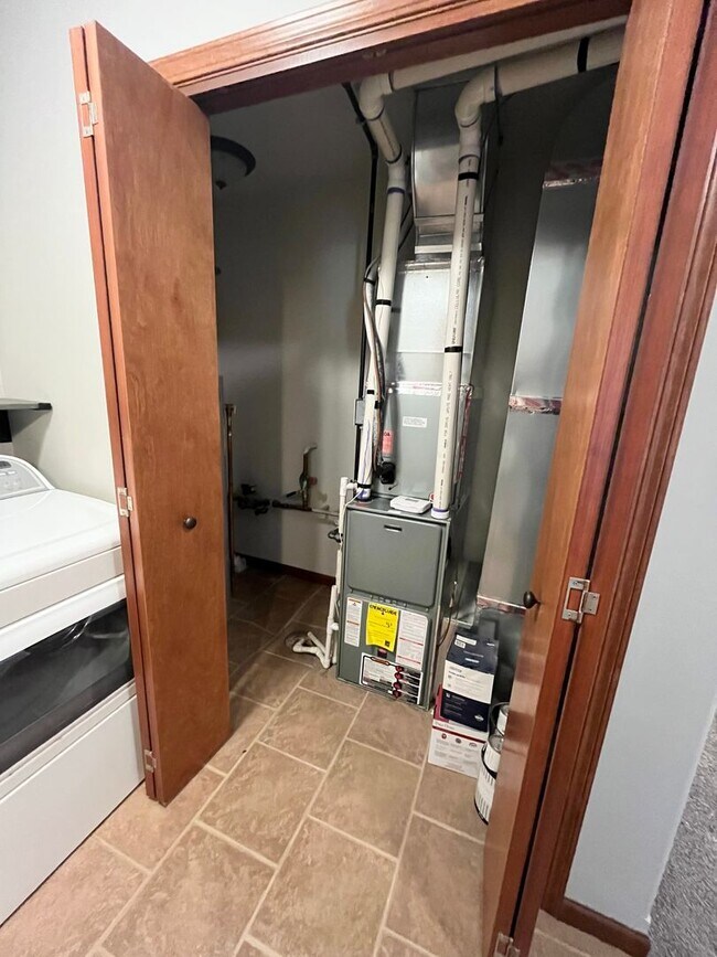 Building Photo - Ground Floor 2 Bed Condo with Attached Garage!