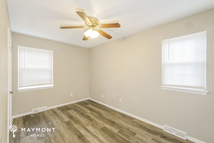 Building Photo - 313 NE Lakeview Dr